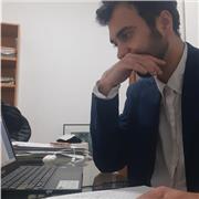 Giurista impartisce lezioni di diritto, inglese, francese